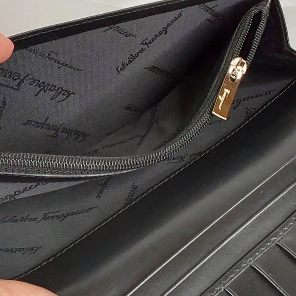 'SALVADOR FERRAGAMO' EMBOSSED LEATHER BI-FOLD WALLET, DUST BAG & BOX GIFT SET - Picture 8 of 16